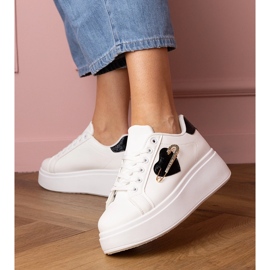 Vita sneakers med ett svart hjärta och en zirkonstift 1