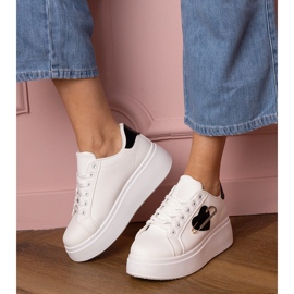 Vita sneakers med ett svart hjärta och en zirkonstift 2