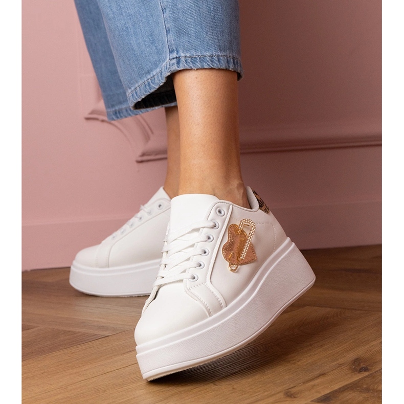 Vita sneakers med zirkonstift och ett leopardtillägg 1