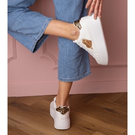 Vita sneakers med zirkonstift och ett leopardtillägg 4