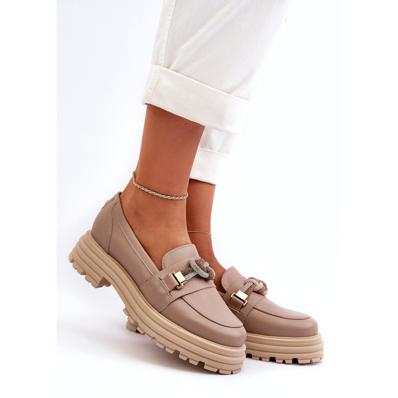 Kvinnors läderloafers med en prydnad av Laura Messi 2780 Dark Beige 1