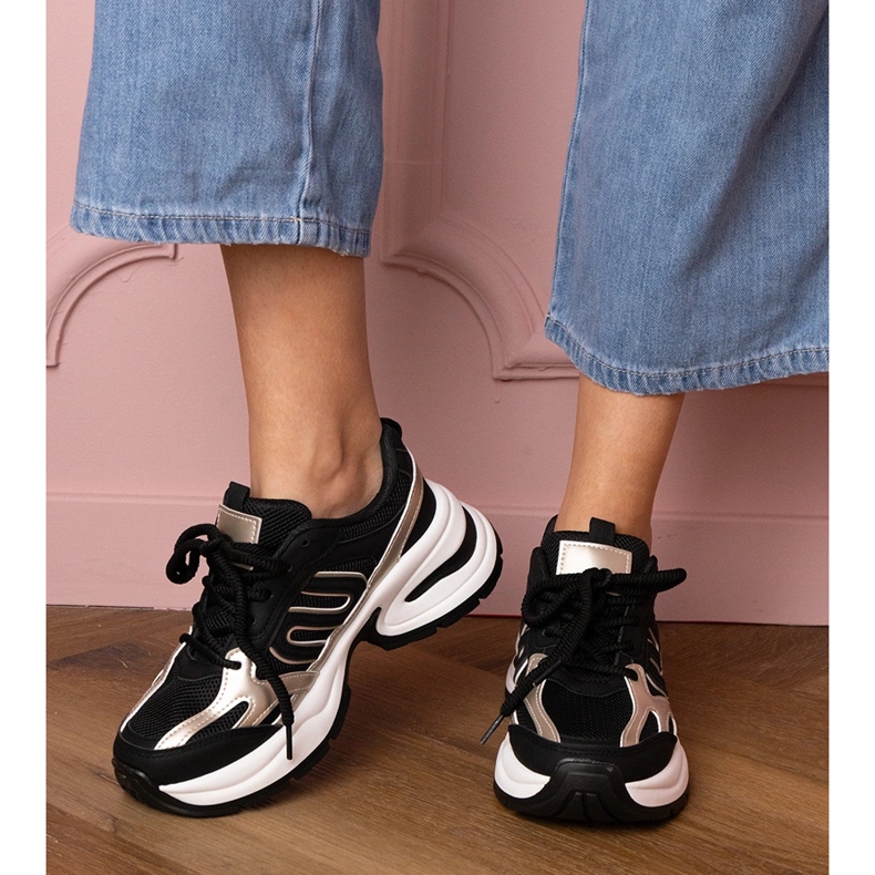 Svarta sportsneakers på en massiv sula 1