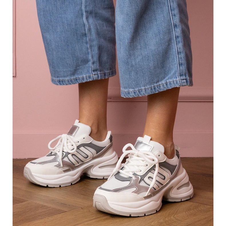 Vita sportsneakers med massiv sula 1