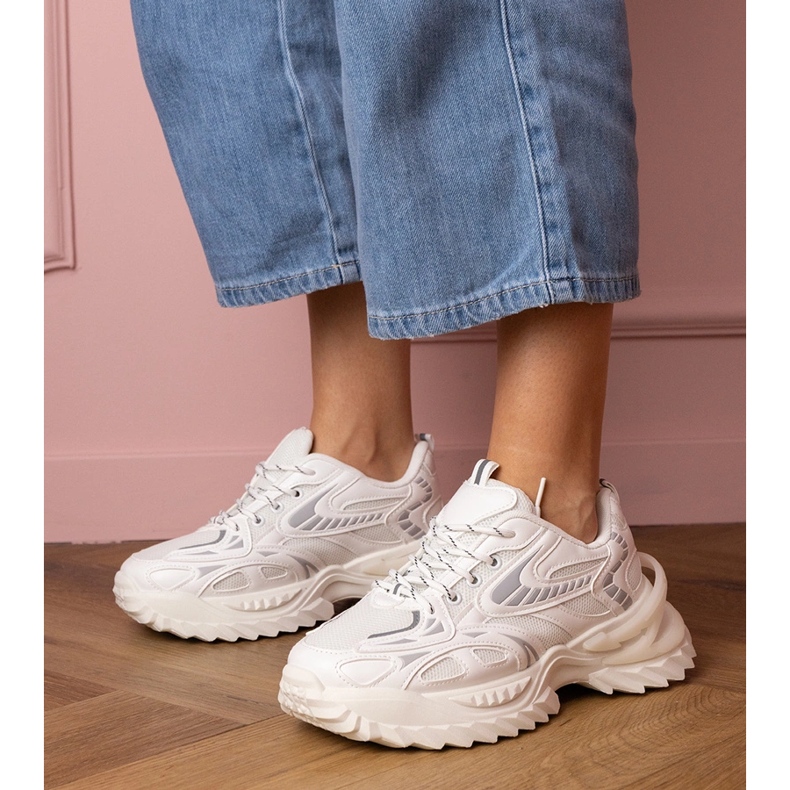 Vita sportsneakers på en elegant sula 1