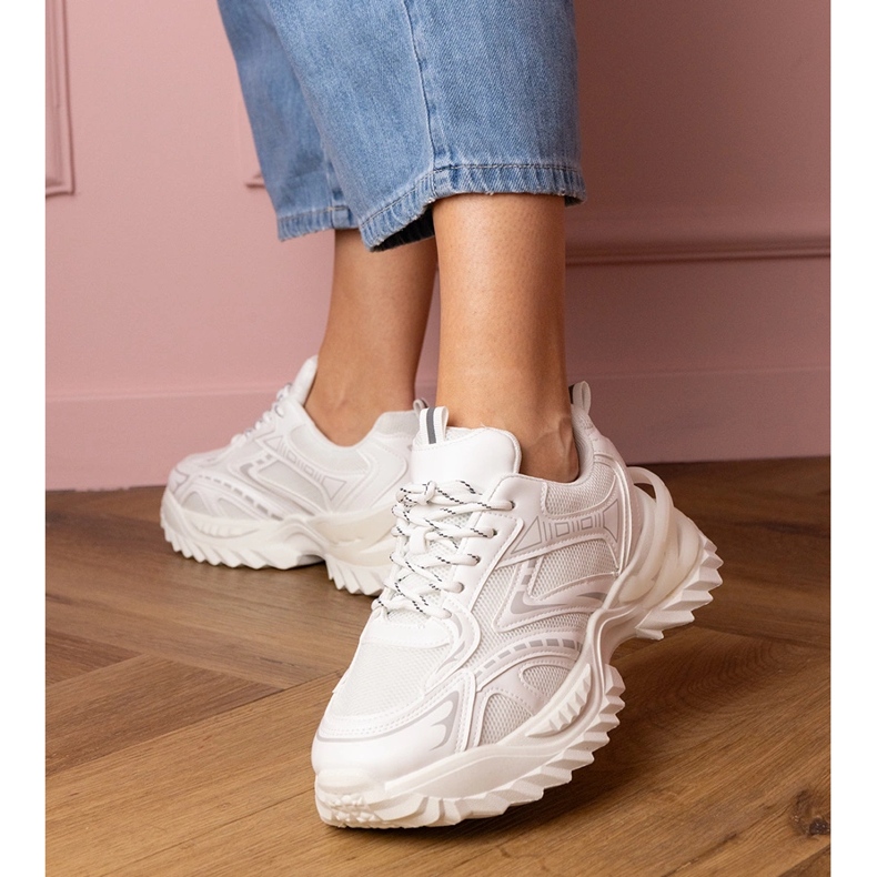 Vita sportsneakers på en tjock sula 1