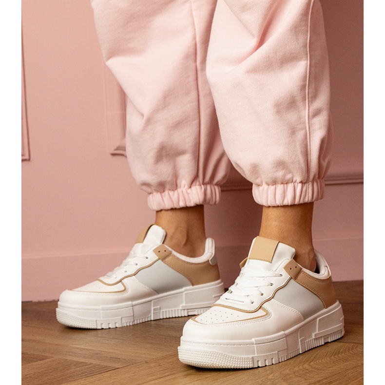 Vita och beige sportsneakers på Platfotm 1
