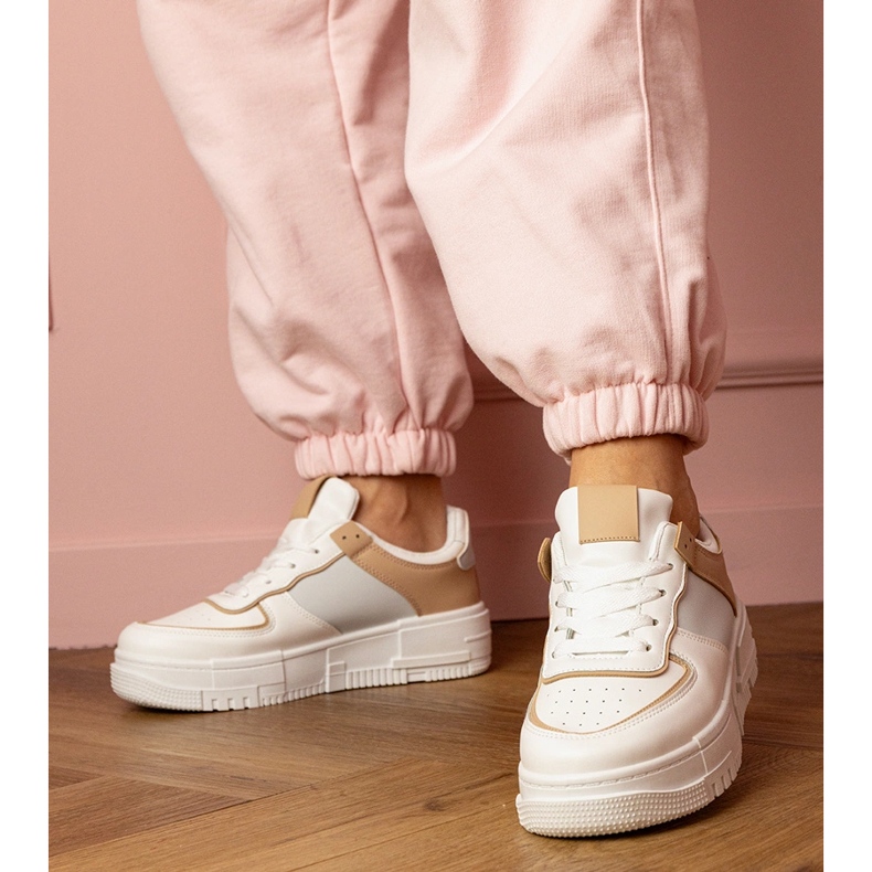 Vita och beige sportsneakers på Platfotm 2