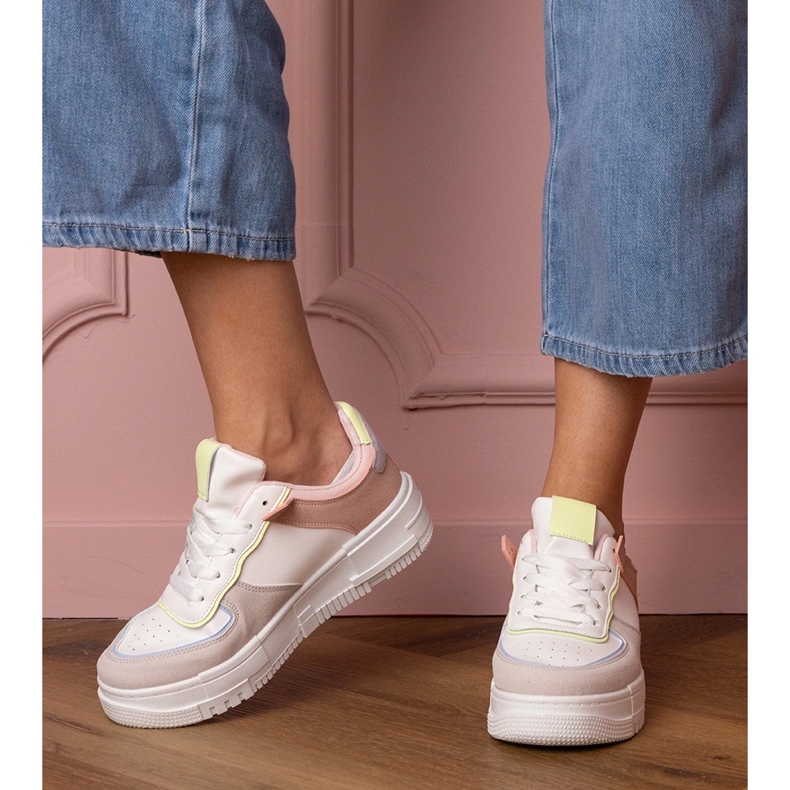 Vita och grå sportsneakers på PlatFotm 1