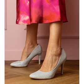 Silverpumpar på en brokadfinish 1