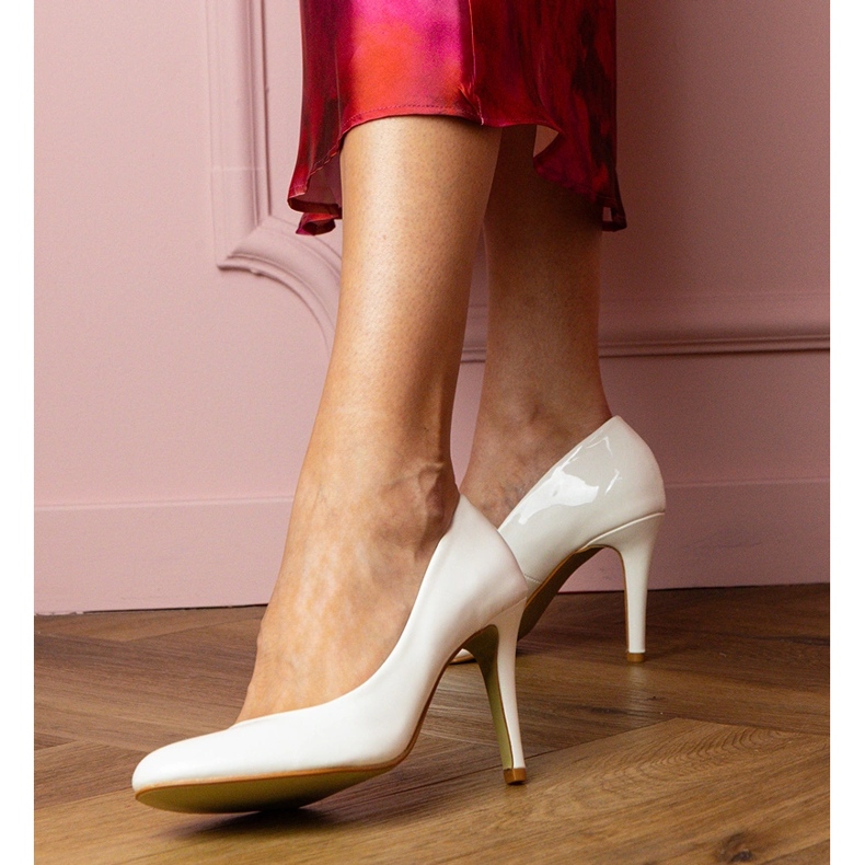 Vita klassiska pumpar lackade på en stift 1