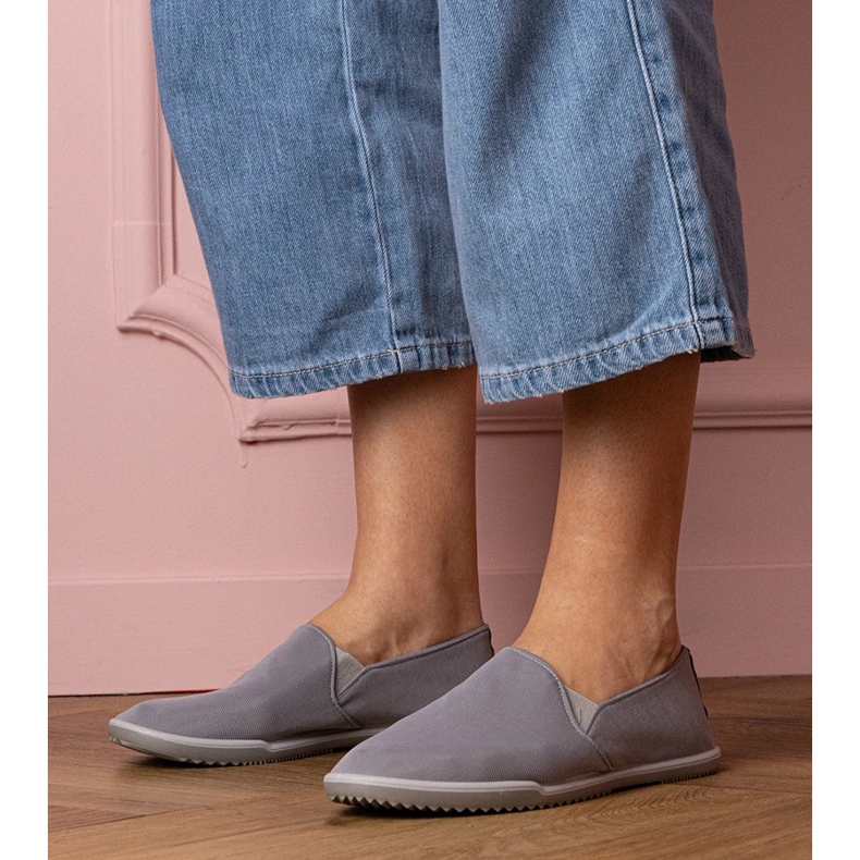 Grå kvinnor slockade sneakers 1