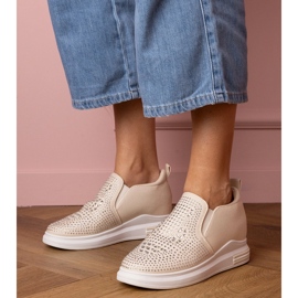 Beige kvinnors sneakers med zirkoner på en dold kil 1