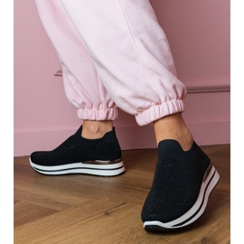 Svarta kvinnors sneakers på plattformen med zirkoner 1