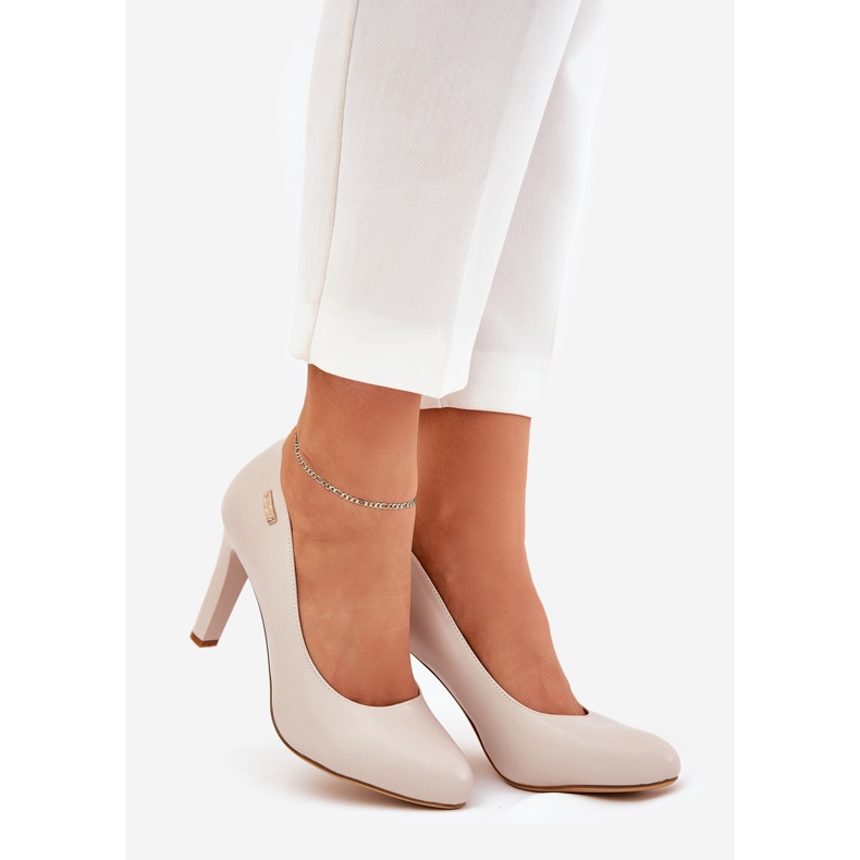 Kvinnors pumpar på den gråa posten Sergio Leone 1