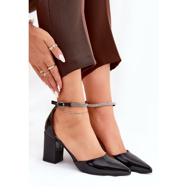 Målade pumpar med spetsiga tår på den svarta stolpen 2