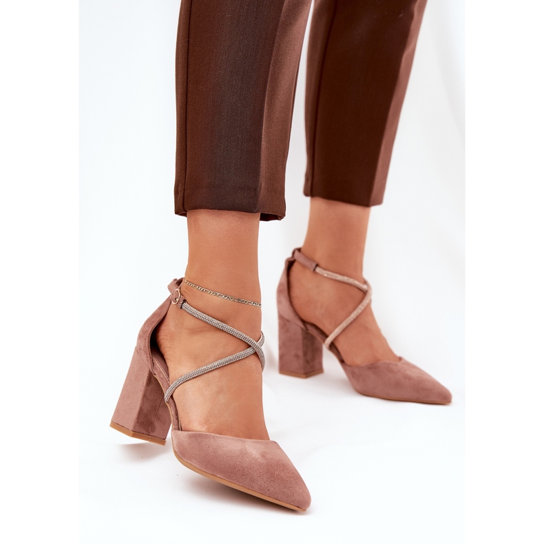 Pumpar med spetsiga tår och dekorerade ränder på den mörka storleken beige 2