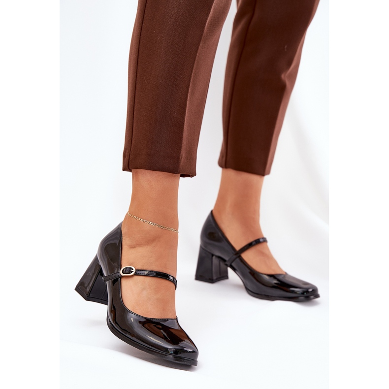 Målade pumpar på stolpen med ett bälte och spännsvart 2