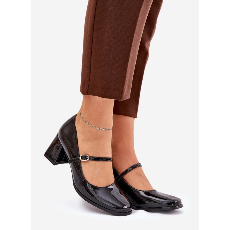 Målade pumpar på stolpen med ett bälte och spännsvart 1