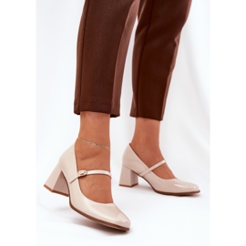 Målade pumpar på stolpen med ett bälte och spänne beige 2