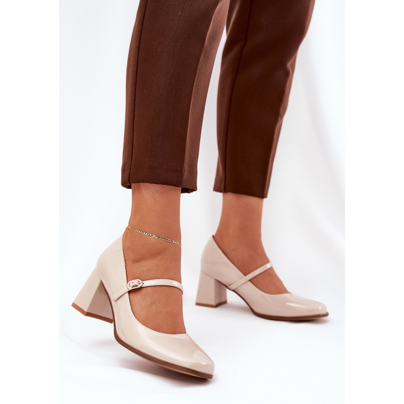 Målade pumpar på stolpen med ett bälte och spänne beige 2