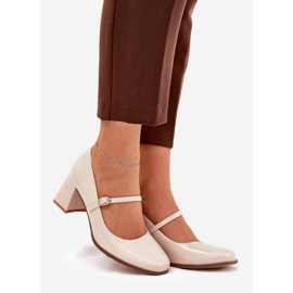 Målade pumpar på stolpen med ett bälte och spänne beige 1