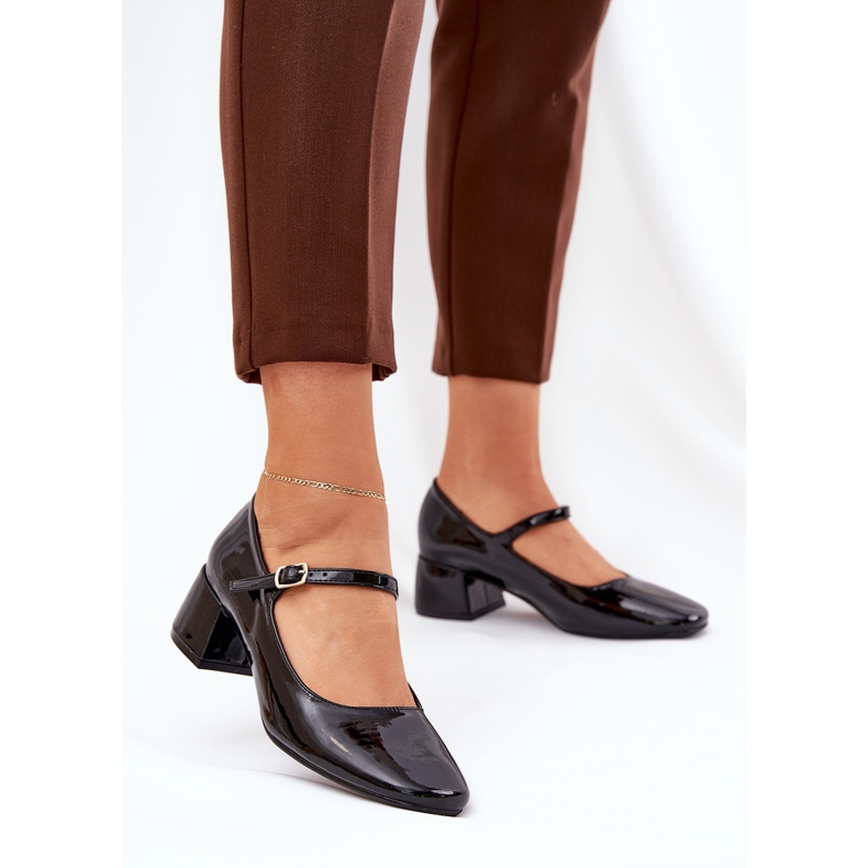 Målade pumpar med bälte och spänne svart 2