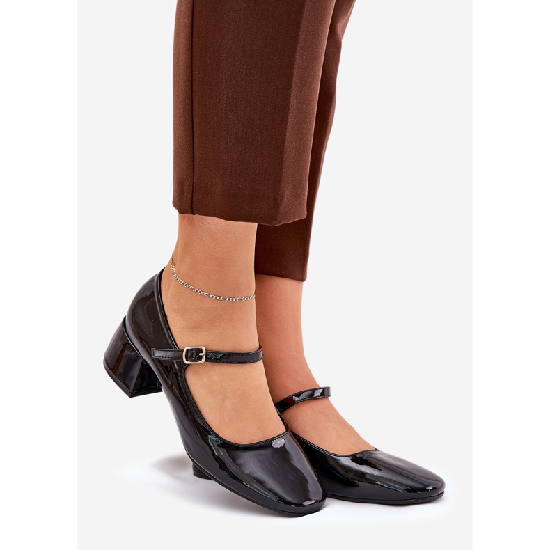 Målade pumpar med bälte och spänne svart 1