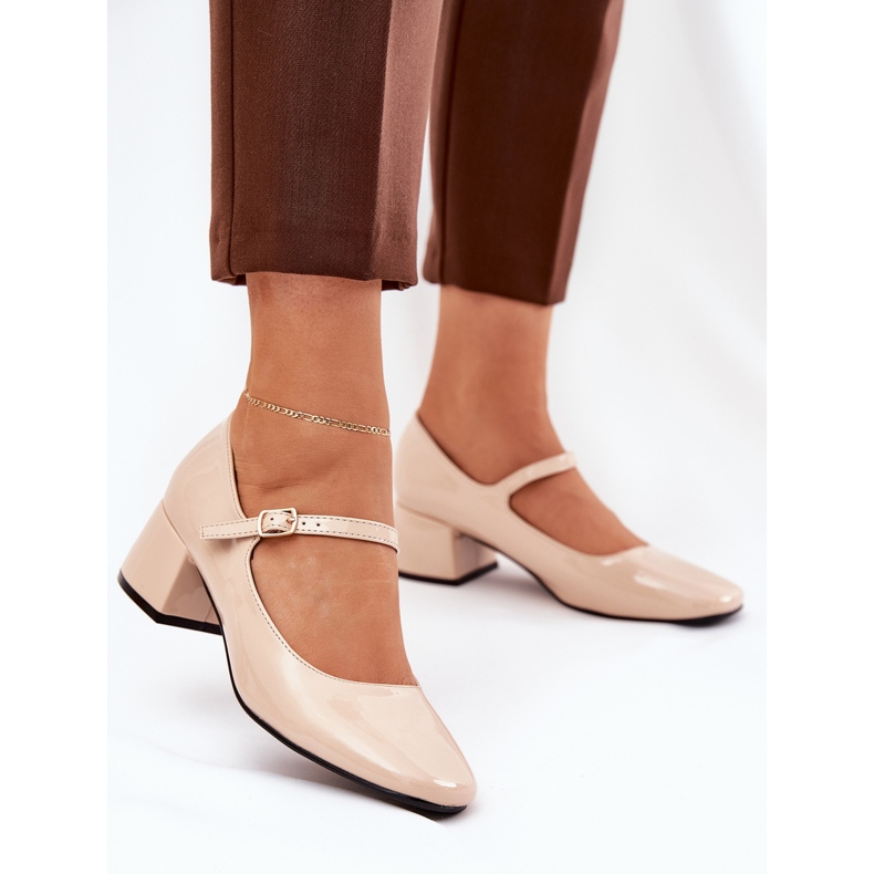 Målade pumpar med ett beige bälte och spänne 2