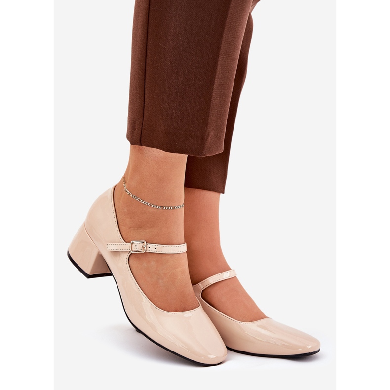 Målade pumpar med ett beige bälte och spänne 1