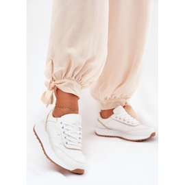 Kvinnors sportskor på vit plattform 2