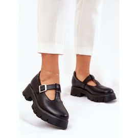 Kvinnor med ett spänne på plattformen och platt klackar svarta 2