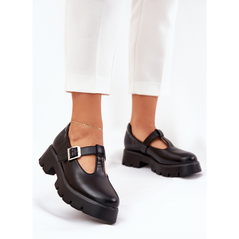 Kvinnor med ett spänne på plattformen och platt klackar svarta 2