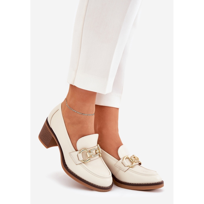 Kvinnor med en gyllene detalj med beige klackar 1