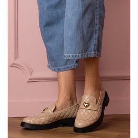 Beige quiltade loafers dekorerade med hjärta 1