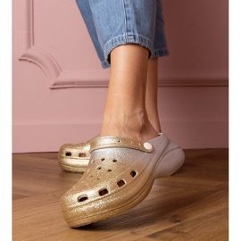 Guld-silver uppbyggda flip-flops på plattformen 1