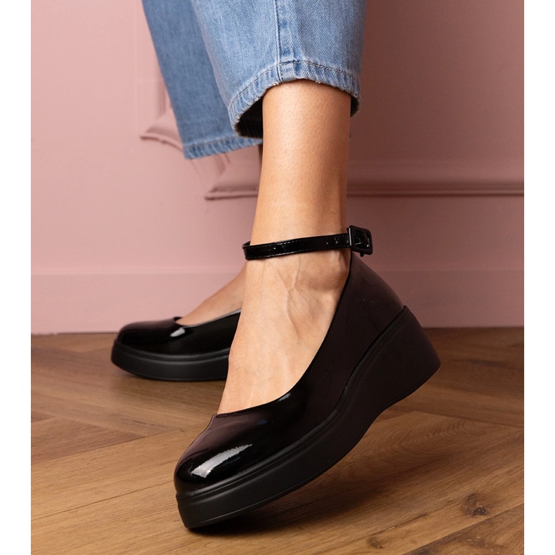 Svarta skor lackerade på plattformen 1