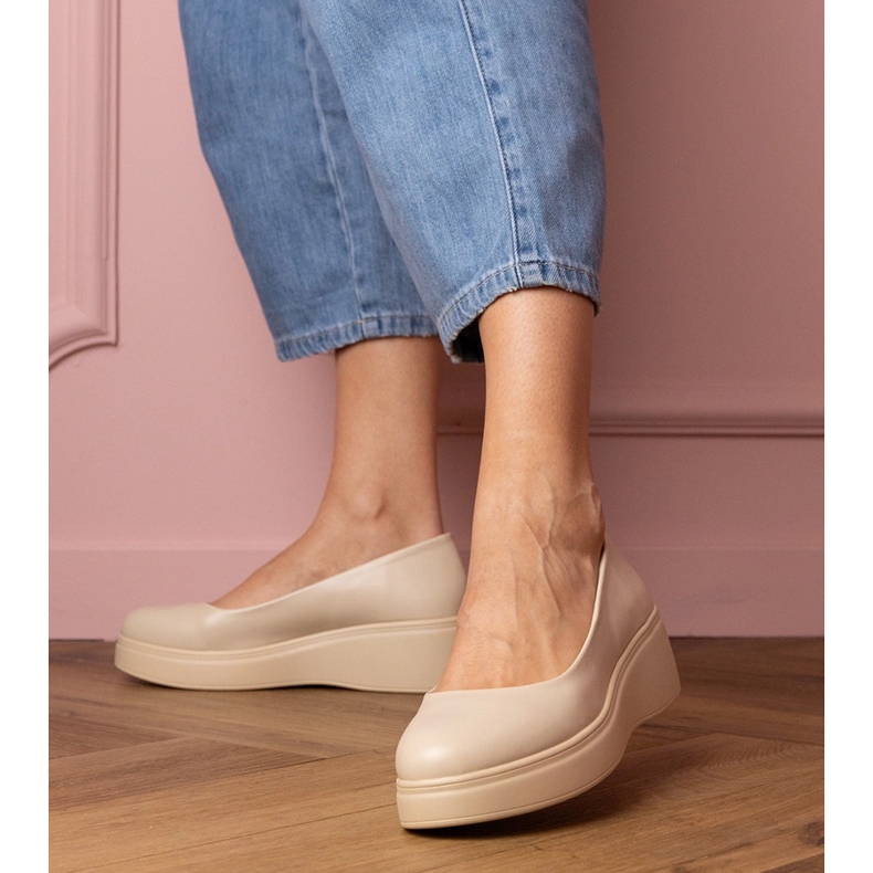 Beige skor på eko -läderplattformen 1