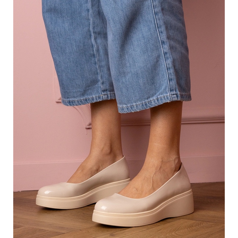 Beige -varnerade skor på plattformen 1