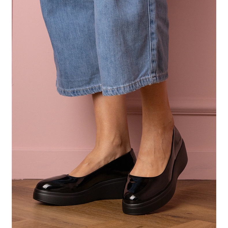 Svarta skor lackerade på plattformen 1