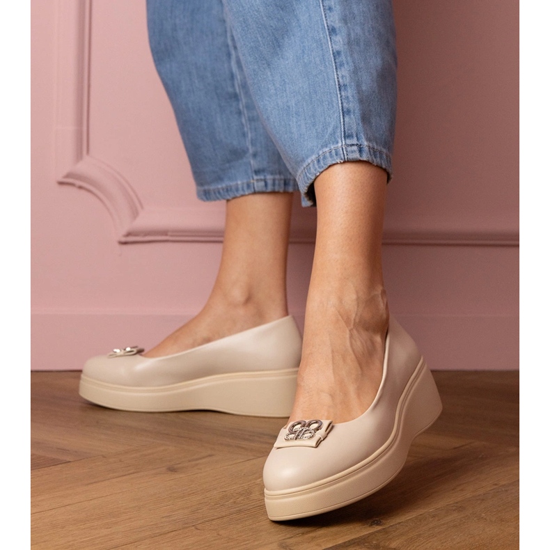 Beige skor på plattformen med en zirkondekoration 2