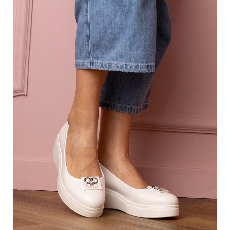Vita skor på plattformen med en zirkondekoration 1