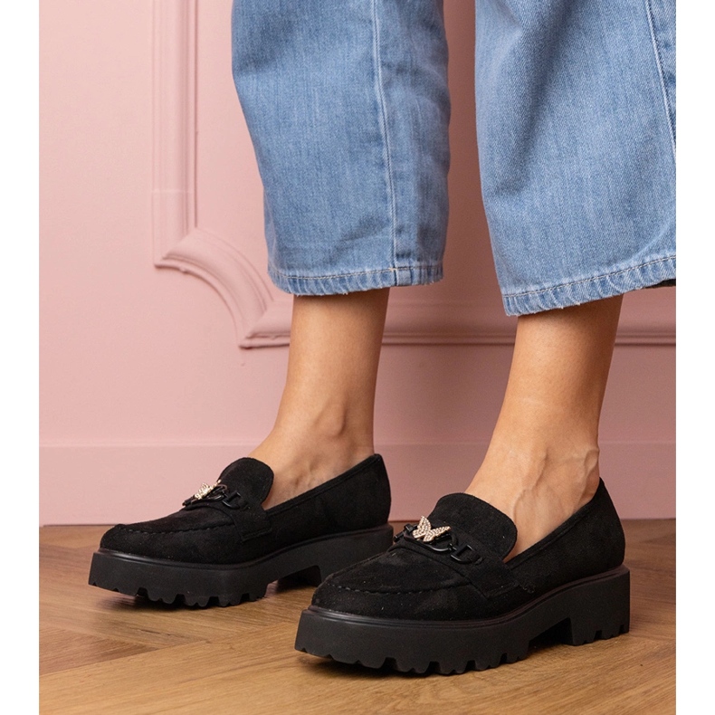 Svarta kvinnors loafers med en zirkonfjäril 1
