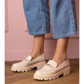 Beige lackerade loafers med en zirkonfjäril 1