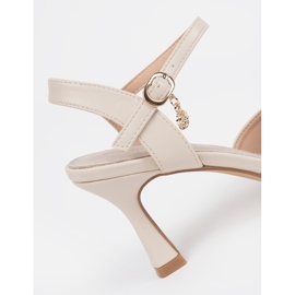 Goodin Ljus beige pumpar med en öppen häl 1