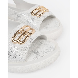 Goodin Platta sandaler vita med en prydnad 1