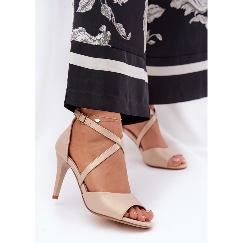 Sergio Leone Fashionabla sandaler på en guldstift gyllene 2