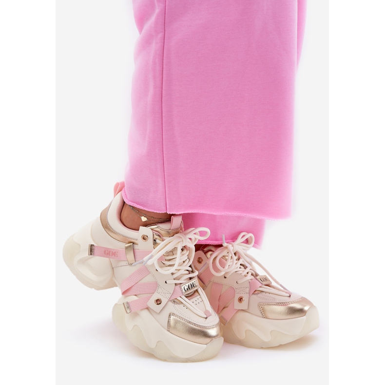 Kvinnors lädersneakers på en massiv ensam goe rr2n4031 beige 1