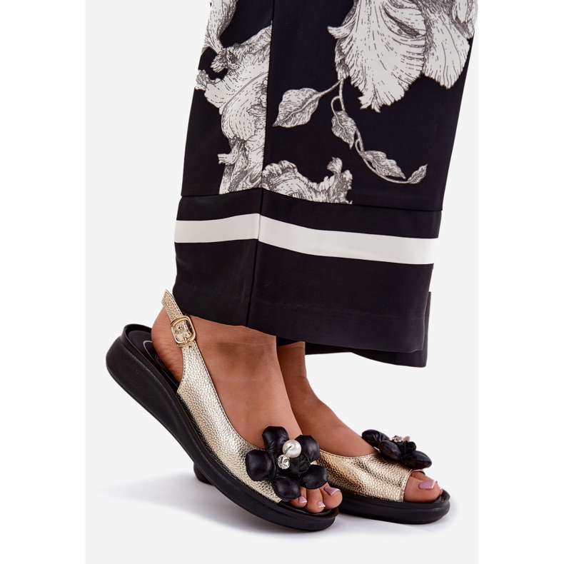 Jezzi Kvinnors sandaler med en dekorativ gyllene blomma 1