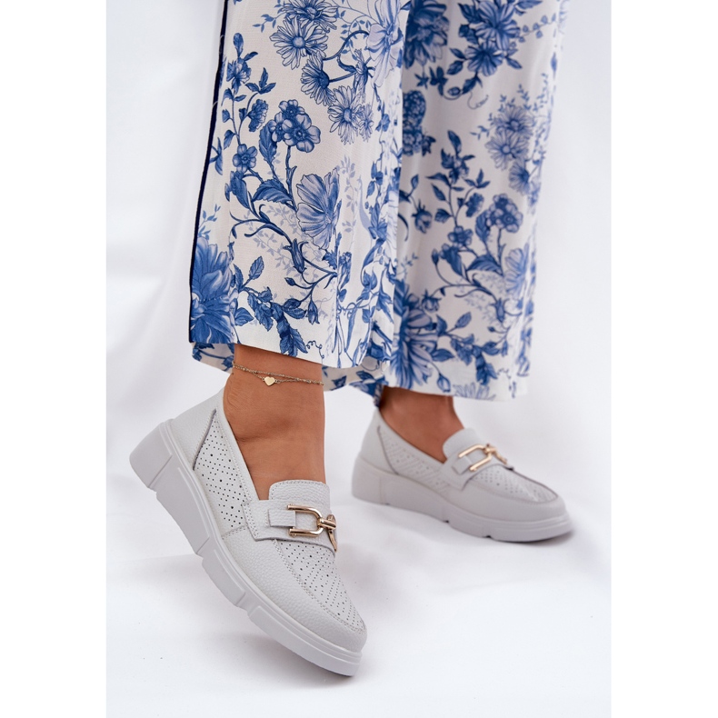 Vinceza Kvinnors läderloafers med en gyllene detalj Vincez 88007 ljusgrå vit 2