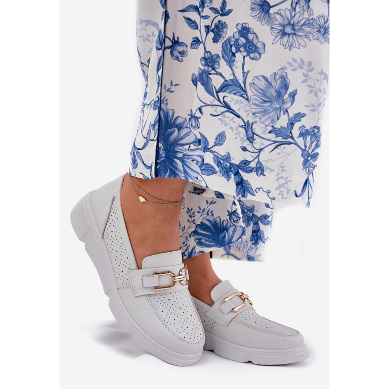 Vinceza Kvinnors läderloafers med en gyllene detalj Vincez 88007 ljusgrå vit 1